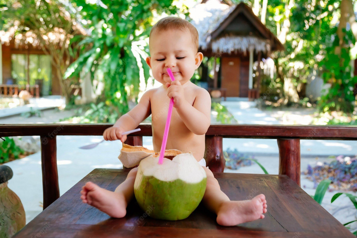 Bayi Minum Air Kelapa